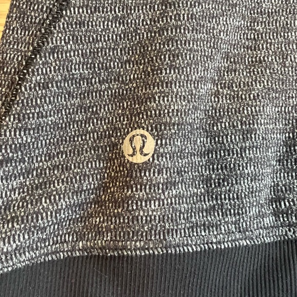 Lululemon top size 6 - Picture 3 of 6